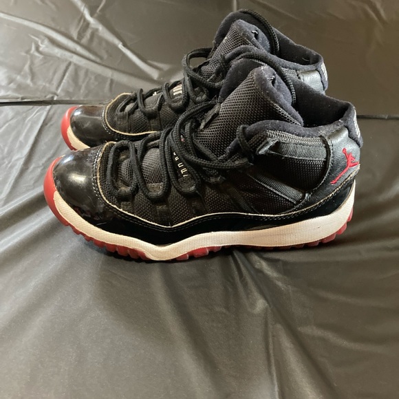 Kids Jordan’s 11 …size 13 - Picture 4 of 6